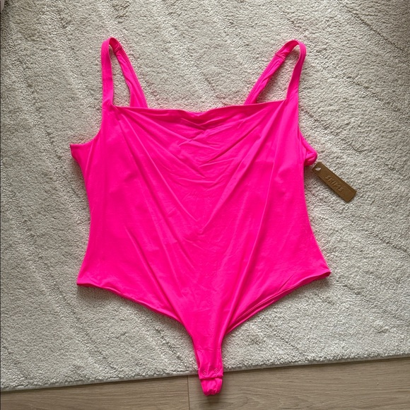 NEW- Skims Fits Everybody Square Neck Bodysuit in Neon Pink 4X - Picture 3 of 10